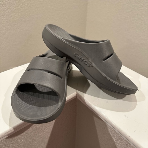 Oofos slides - NEW - Picture 4 of 4